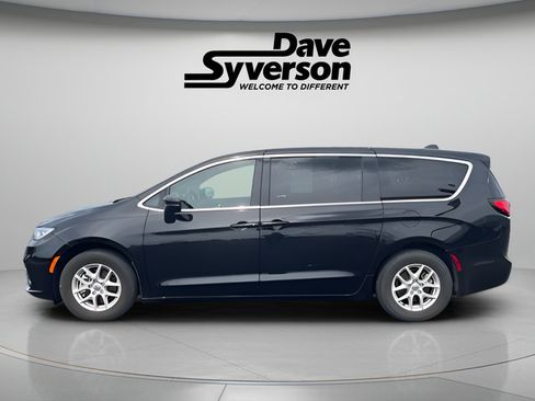 Used 2025 Chrysler Pacifica Select FWD image 7