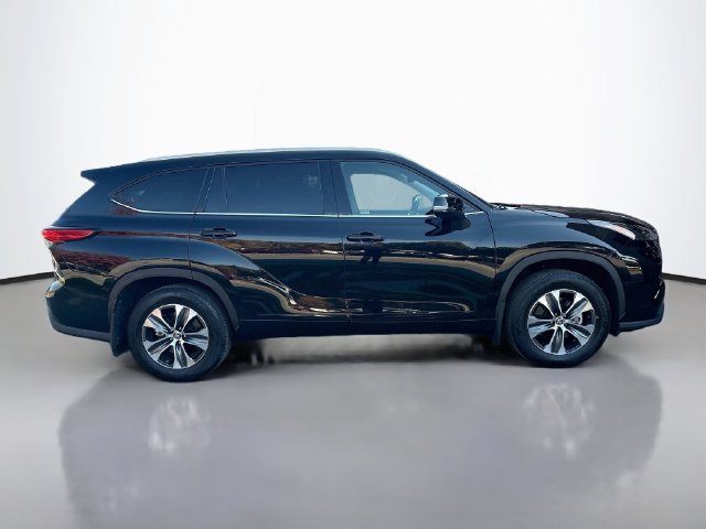 Used 2022 Toyota Highlander XLE AWD/4WD image 8