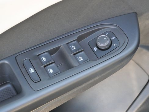 Certified 2025 Volkswagen Taos SE image 19