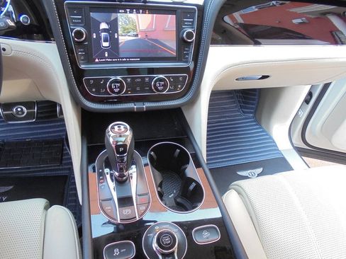 Used 2019 Bentley Bentayga AWD/4WD image 15