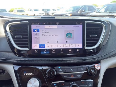 Used 2023 Chrysler Pacifica Touring-L FWD image 18