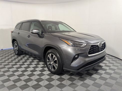 Certified 2024 Toyota Highlander XLE image 23