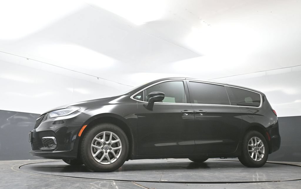 Used 2025 Chrysler Pacifica Select FWD image 21