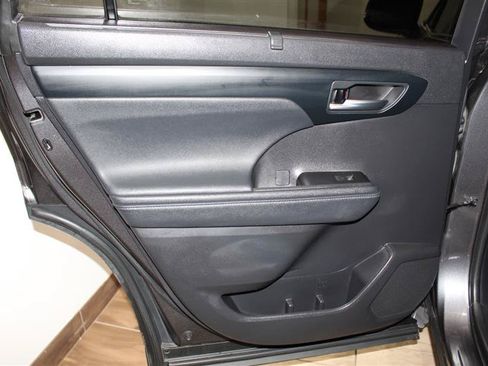 Used 2021 Toyota Highlander XLE AWD/4WD image 33