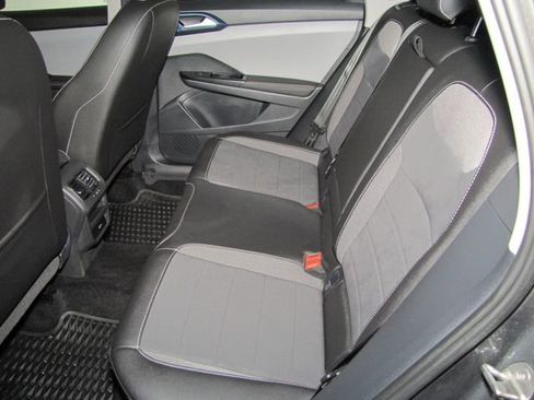 Used 2024 Volkswagen Taos SE FWD image 11