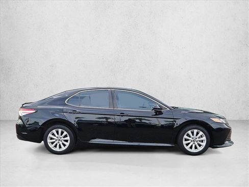 Used 2018 Toyota Camry LE image 4