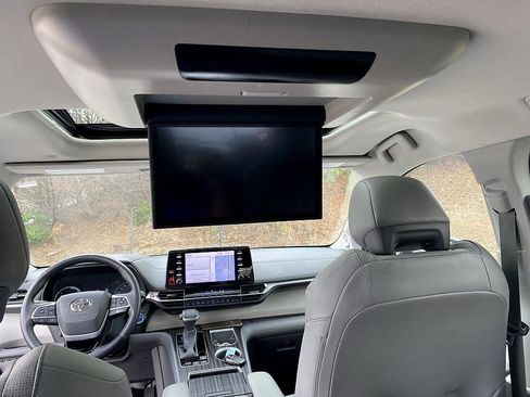 Used 2021 Toyota Sienna Limited image 28