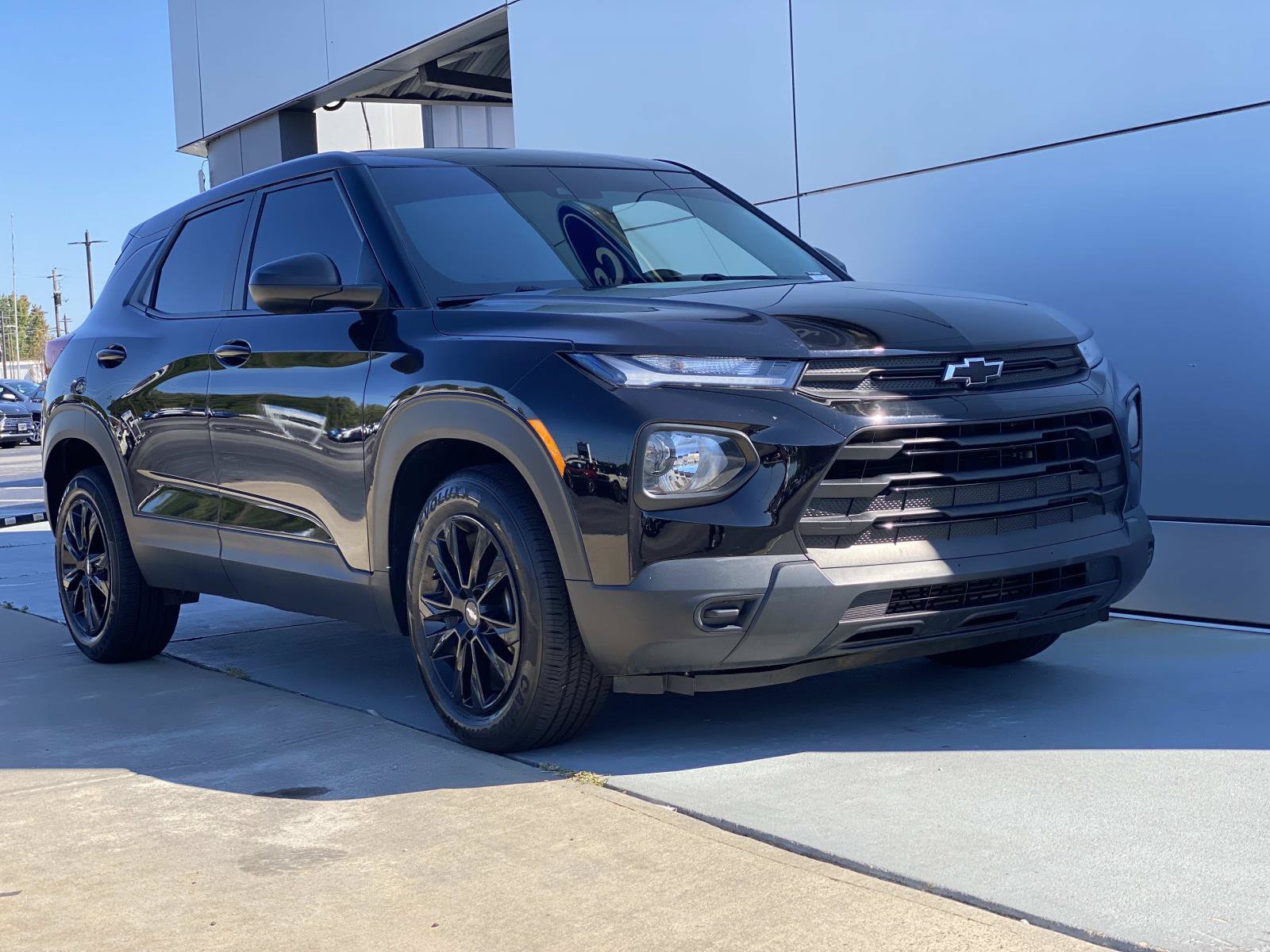 Used 2021 Chevrolet TrailBlazer LS w/ LPO, Blackout Package FWD image 2