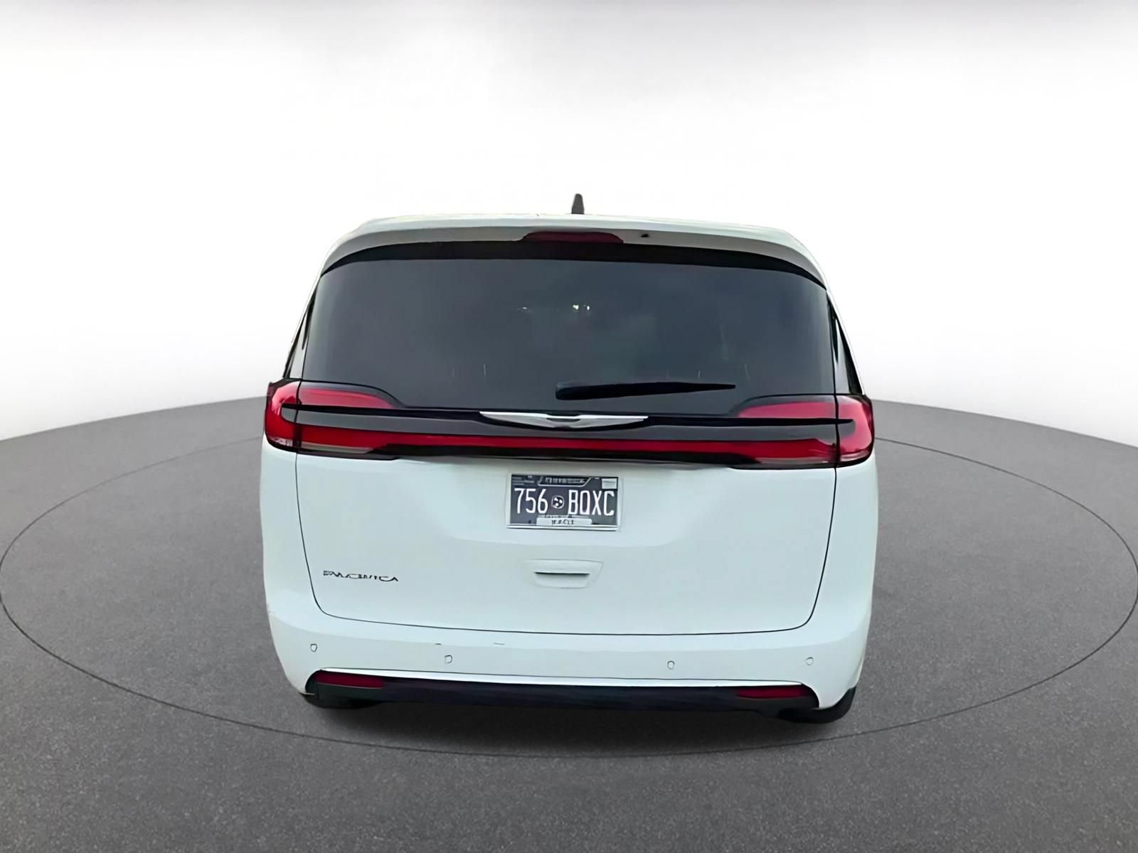 Used 2024 Chrysler Pacifica Touring-L FWD image 12