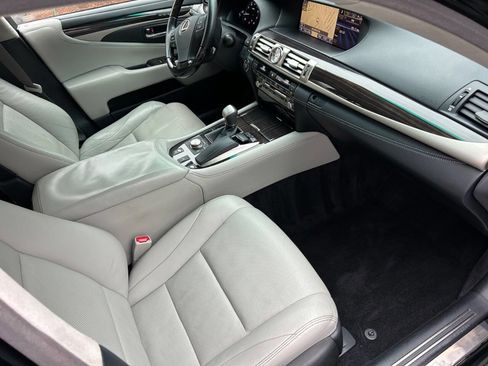 Used 2013 Lexus LS 460 AWD w/ Comfort Pkg image 22