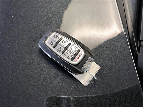 Used 2023 Chrysler Pacifica Limited image 9