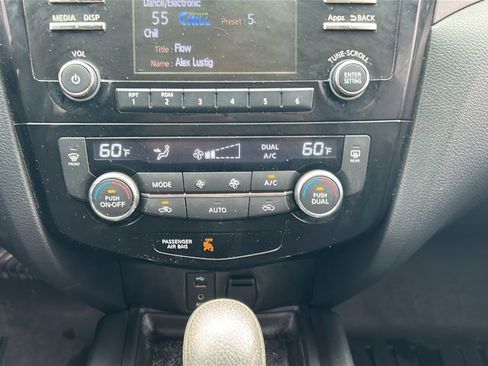 Used 2016 Nissan Rogue SV image 15