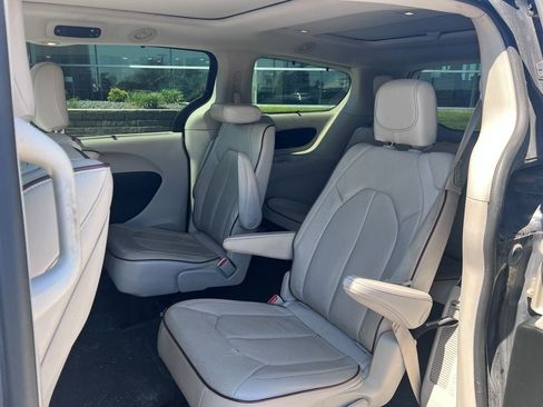 Used 2017 Chrysler Pacifica Limited w/ UConnect Theater Package FWD image 13