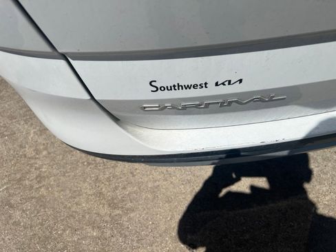 Used 2024 Kia Carnival EX FWD image 4