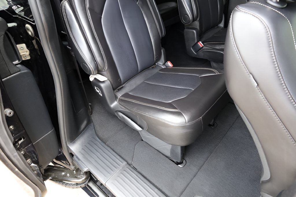 Used 2025 Chrysler Pacifica Select FWD image 28