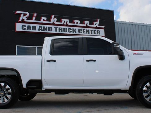 Used 2025 Chevrolet Silverado 2500 Custom w/ Z71 Off-Road Package AWD/4WD image 8
