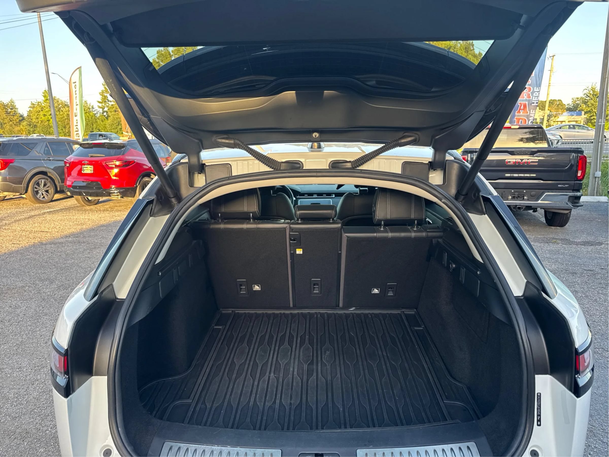 Used 2018 Land Rover Range Rover Velar S AWD/4WD image 14