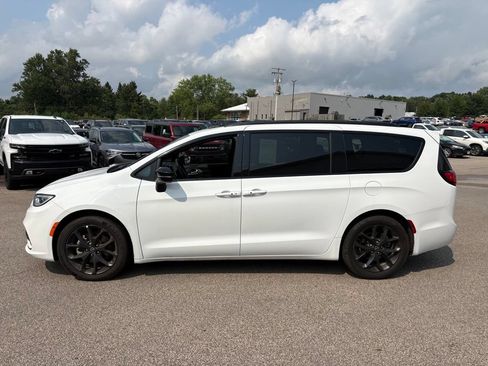 Used 2025 Chrysler Pacifica Limited FWD image 2