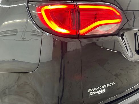 Used 2017 Chrysler Pacifica Touring-L image 34