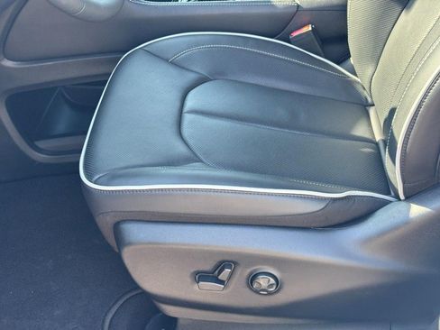 Used 2026 Chrysler Pacifica Limited FWD image 15