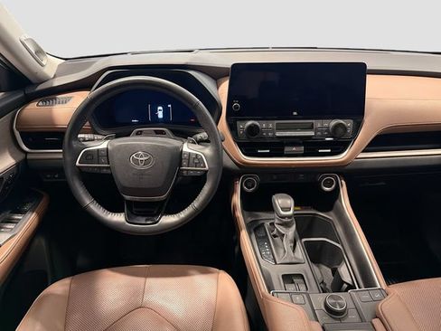 Used 2024 Toyota Grand Highlander AWD image 19