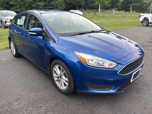 Used 2018 Ford Focus SE w/ Cold Weather Package FWD image 3