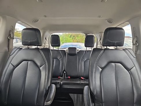 Used 2023 Chrysler Pacifica Touring-L FWD image 23