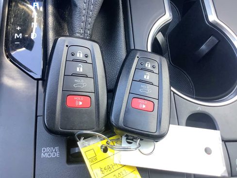 Used 2022 Toyota Highlander XLE AWD/4WD image 19
