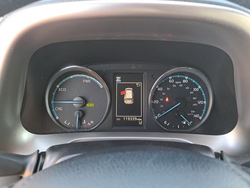 Used 2018 Toyota RAV4 LE image 19