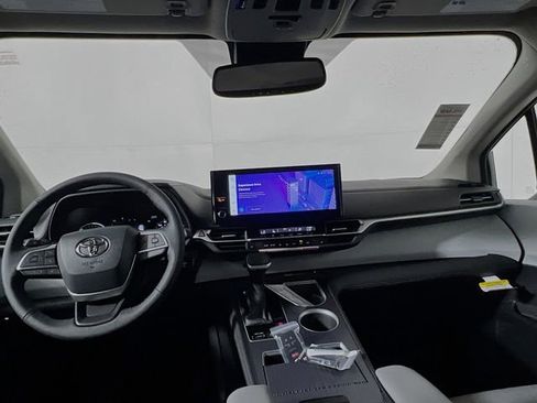 New 2026 Toyota Sienna XLE FWD image 27