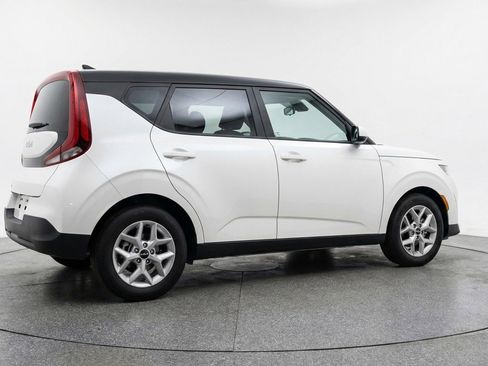 Used 2025 Kia Soul LX w/ LX Technology Package FWD image 9