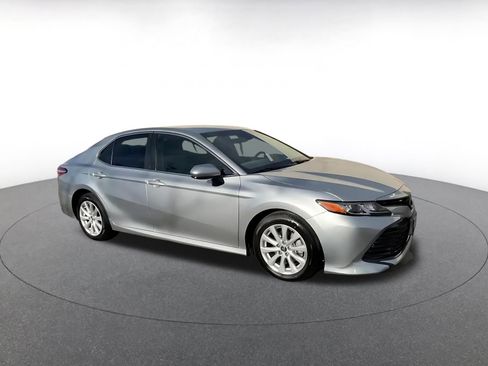 Used 2018 Toyota Camry LE image 2