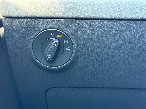 Certified 2023 Volkswagen Taos SE w/ Panoramic Sunroof Package image 31