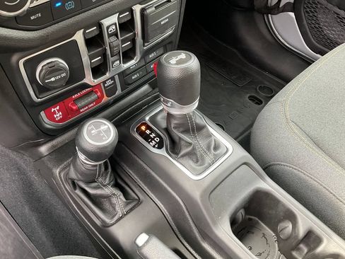 Used 2024 Jeep Wrangler Unlimited AWD/4WD image 17