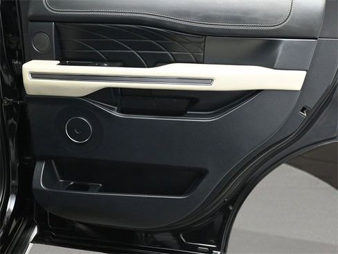 Used 2020 Ford Expedition Platinum image 18