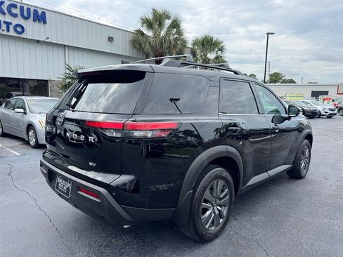 Used 2024 Nissan Pathfinder SV w/ SV Premium Package FWD image 8