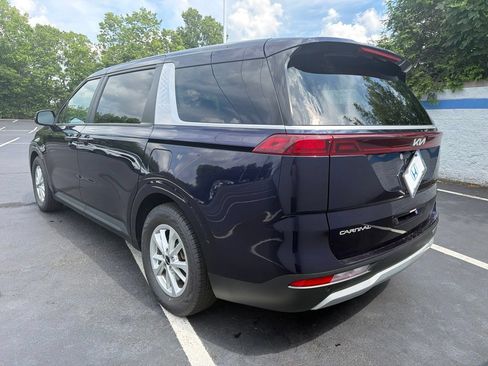 Used 2024 Kia Carnival LX FWD image 3