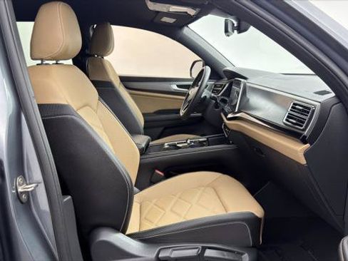 Used 2024 Volkswagen Atlas Cross Sport SE FWD image 21