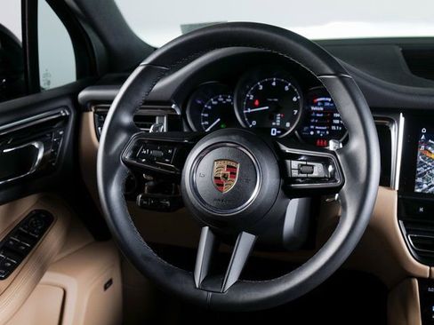 Certified 2025 Porsche Macan image 16