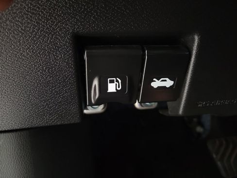Used 2025 Nissan Versa SV FWD image 9