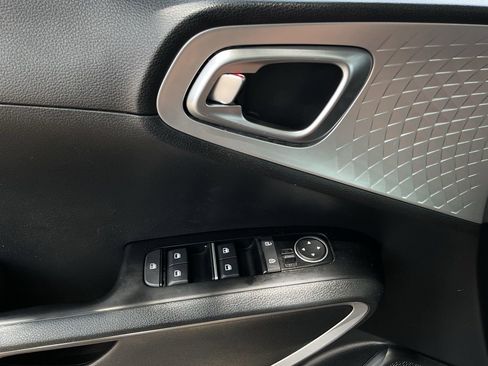 Used 2025 Kia Soul LX w/ LX Technology Package FWD image 16