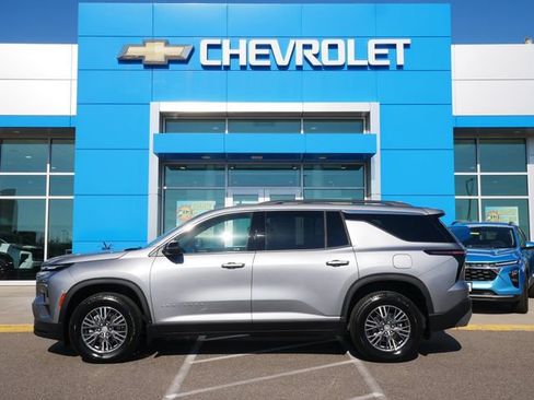 Used 2025 Chevrolet Traverse LT w/ Driver Confidence Package AWD/4WD image 4