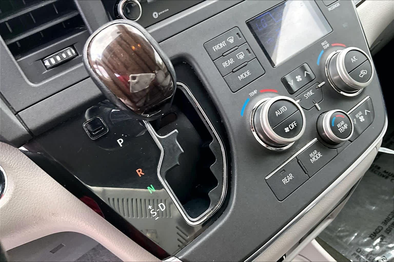 Used 2018 Toyota Sienna XLE w/ XLE Navigation Package FWD image 14