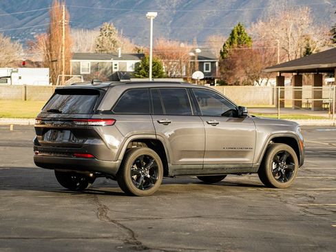 Used 2023 Jeep Grand Cherokee Altitude image 4
