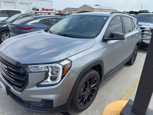 Used 2023 GMC Terrain SLE w/ Driver Convenience Package AWD/4WD image 3