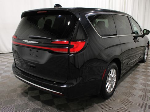 Used 2023 Chrysler Pacifica Touring-L FWD image 29