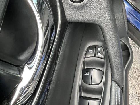 Used 2019 Nissan Rogue SV FWD image 14
