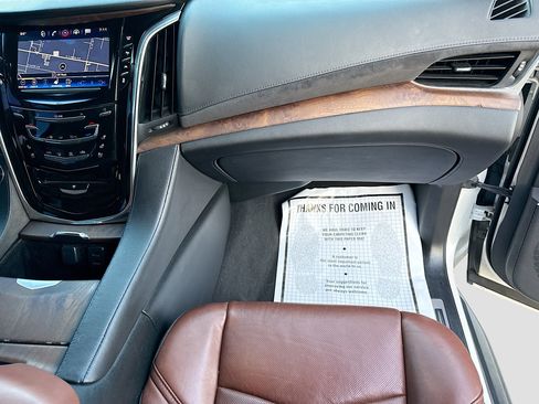 Used 2016 Cadillac Escalade Luxury RWD image 18