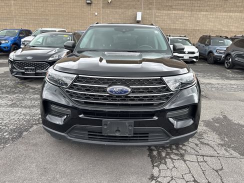 Used 2022 Ford Explorer XLT image 3