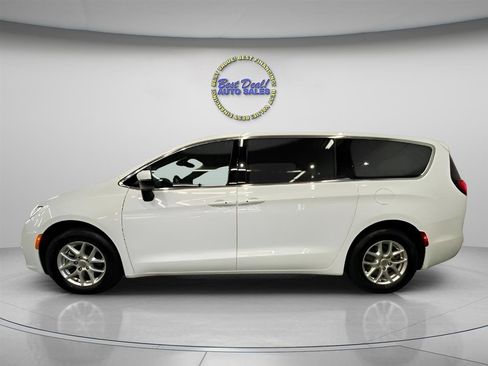 Used 2023 Chrysler Pacifica Touring FWD image 2